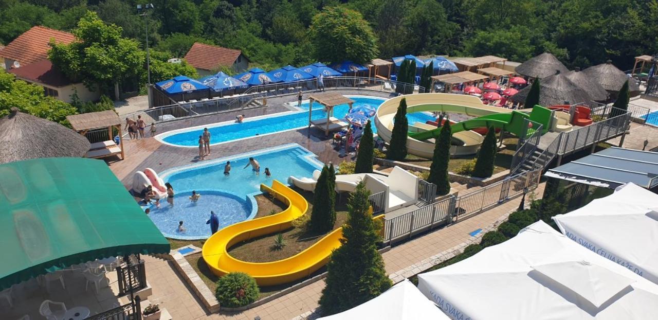 Sunny Hill Apartments & Aqua Park Vrnjačka Banja Kültér fotó